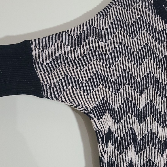 🆕️ Studio Y Chevron Top - Picture 3 of 6